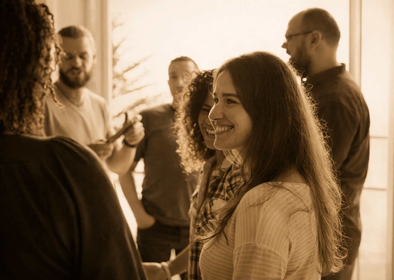 FO(U)R US – Consulting – Dieses Bild zeigt eine Gruppe von Menschen in einem sozialen oder beruflichen Umfeld.